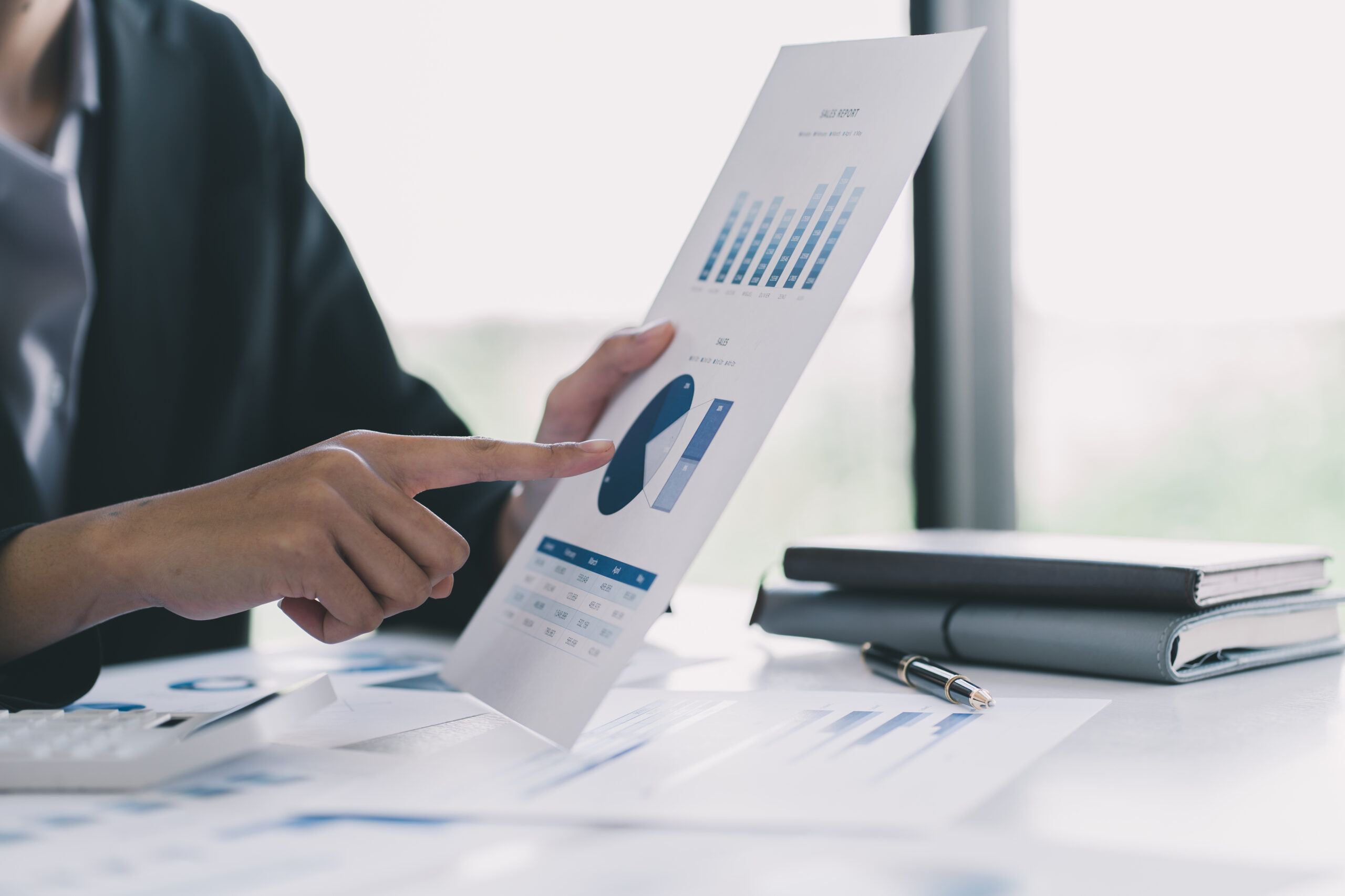 consulenti finanziari analizzano il bilancio aziendale utilizzando grafici e documenti
